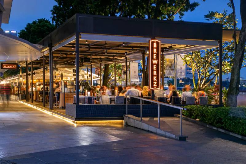 Brewerkz One Fullerton alfresco dining area