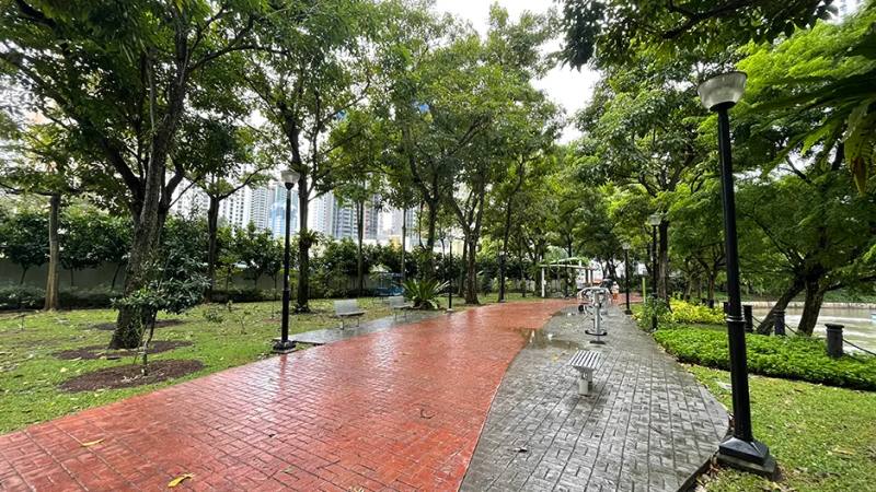 Walking paths at Kim Seng Park